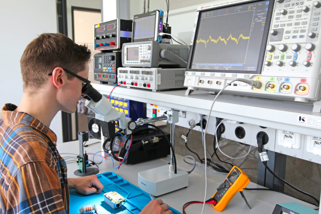 Elektrotechnik & Informatik - Messung am Arbeitsplatz
