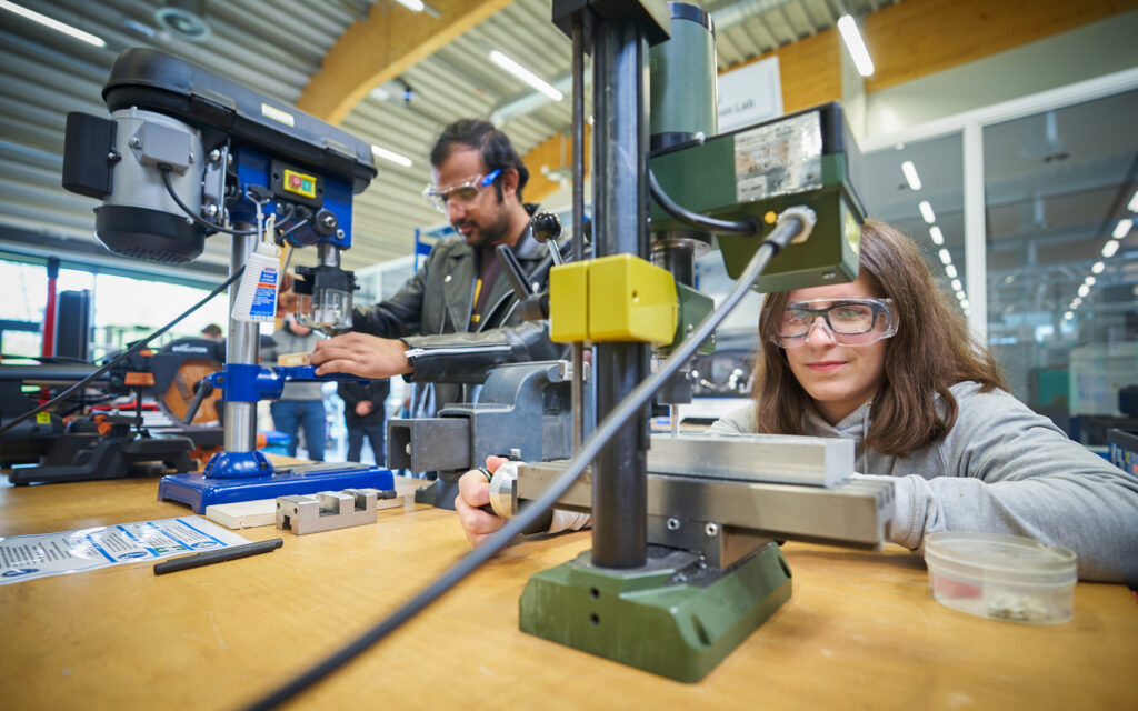 Elektrotechnik & Informatik - Studierende bei der Arbeit