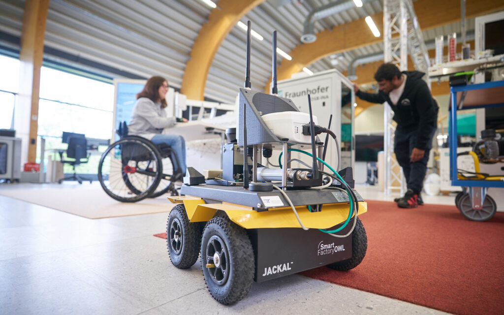 Elektrotechnik & Informatik - Studierende in der SmartFactoryOWL